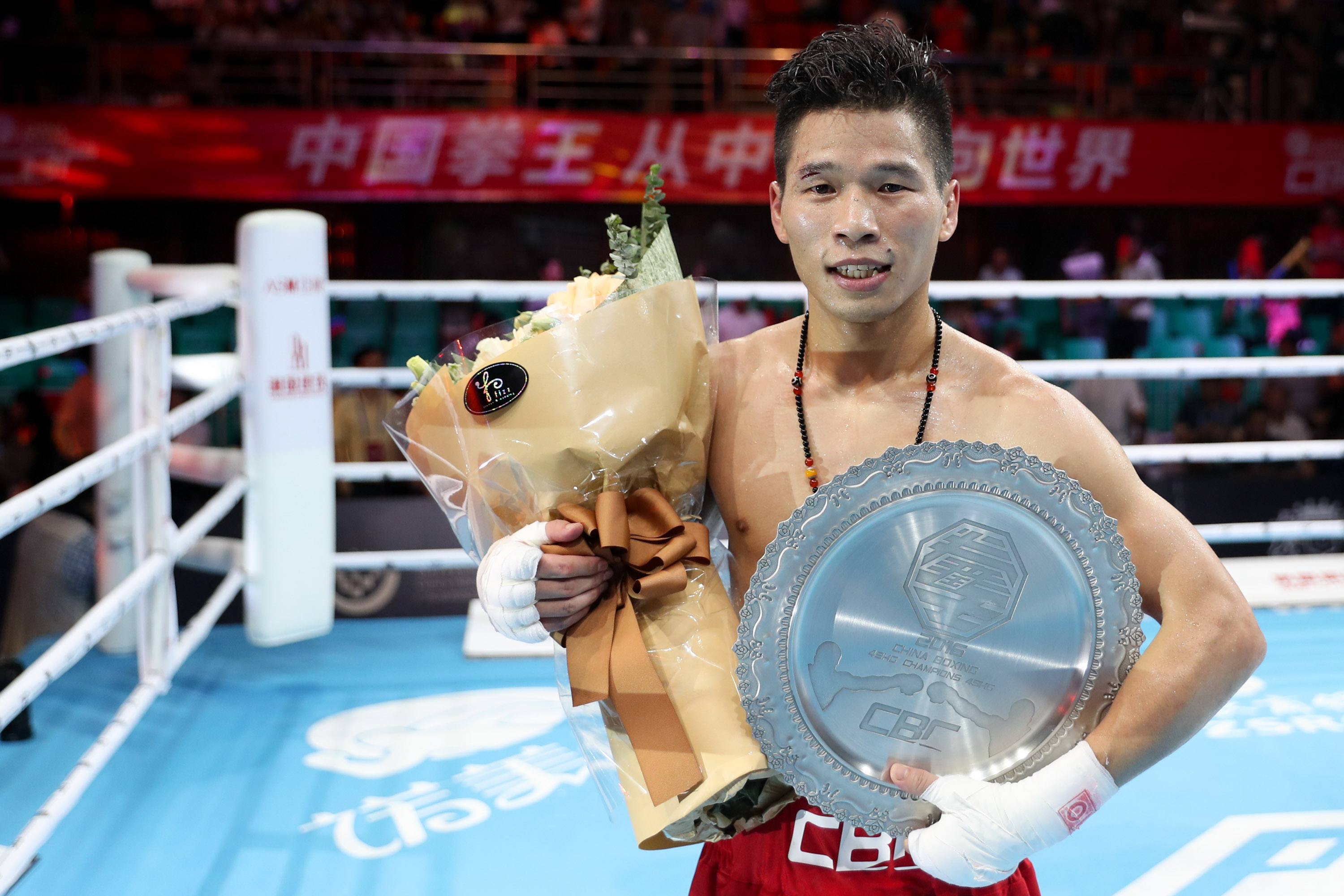 拳击传奇谢幕，球迷泪洒赛场的简单介绍