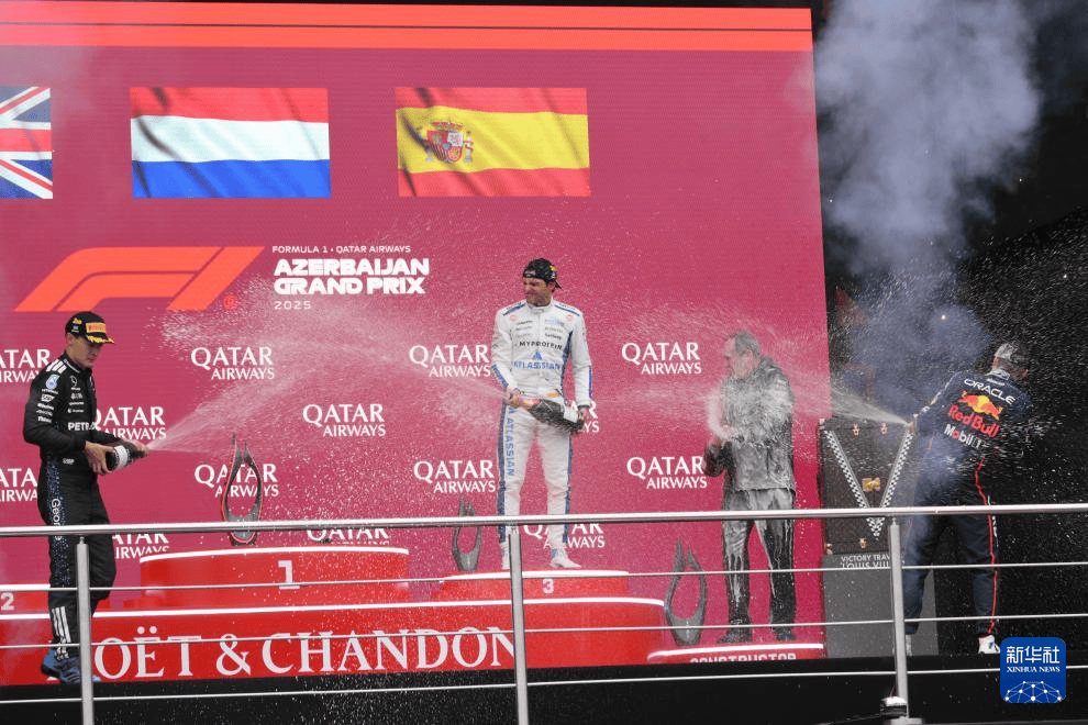 关于红牛车队翻盘阿斯顿马丁，维斯塔潘统治全场的信息