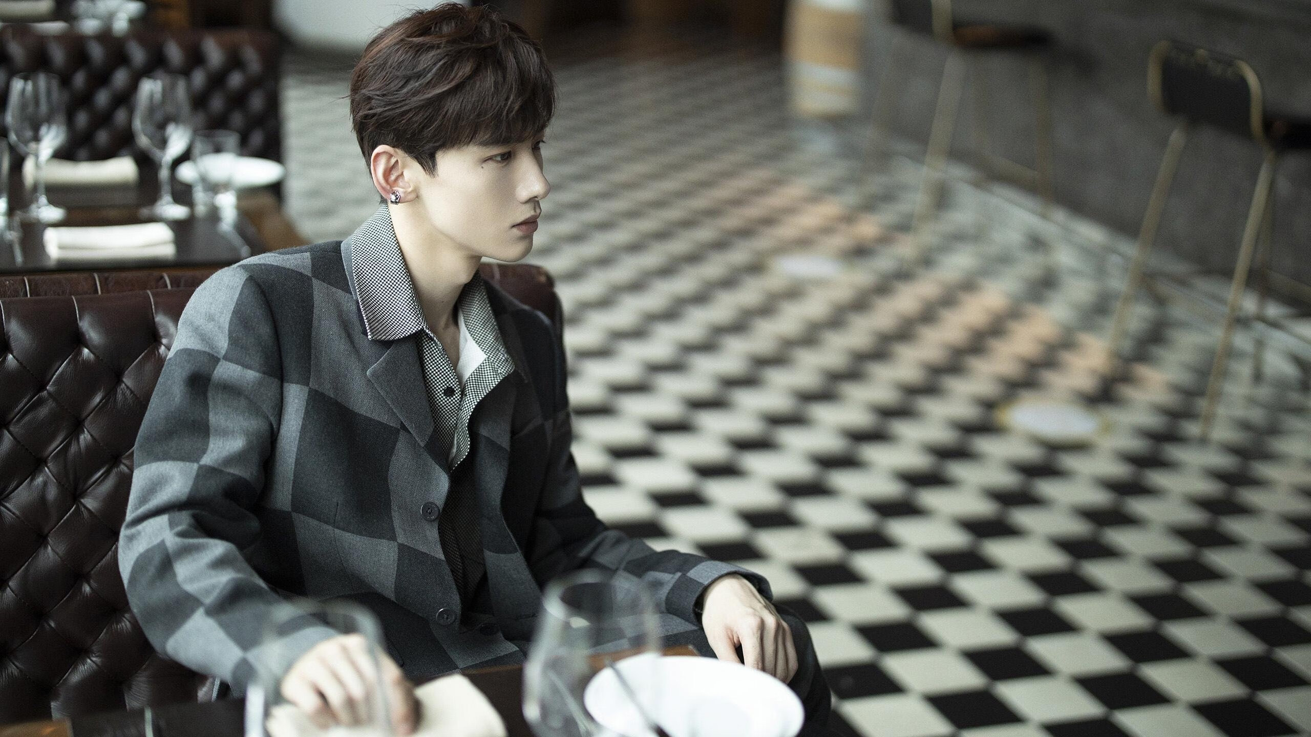 当巨星退场时,有一个沉默的影子举起了奖杯