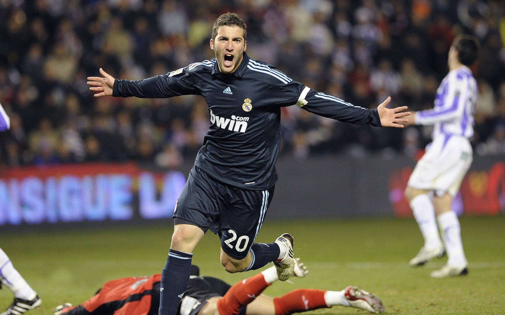 雨夜都柏林，戈麦斯以一敌众的现代足球寓言